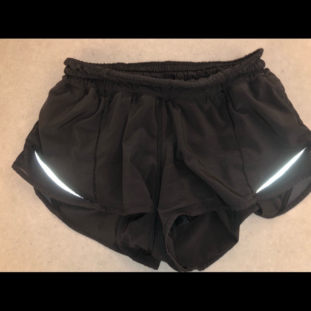 Like-new LULULEMON Hotty hot shorts 2.5”